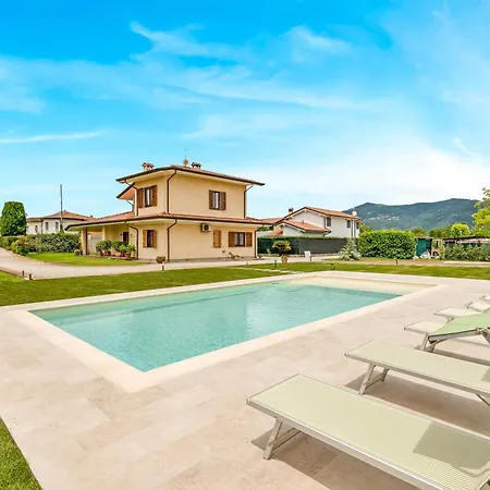 Giulia - A * Marina di Pietrasanta